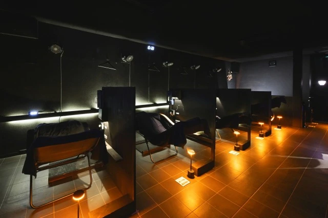 SAUNA152の個別内気浴スペース|整い椅子配置と空調完備