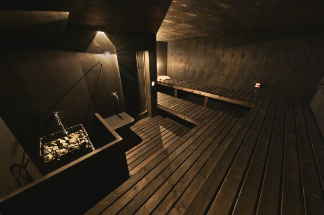 SAUNA152のサウナ室内部|高温と落ち着いた照明でリラックスできる空間