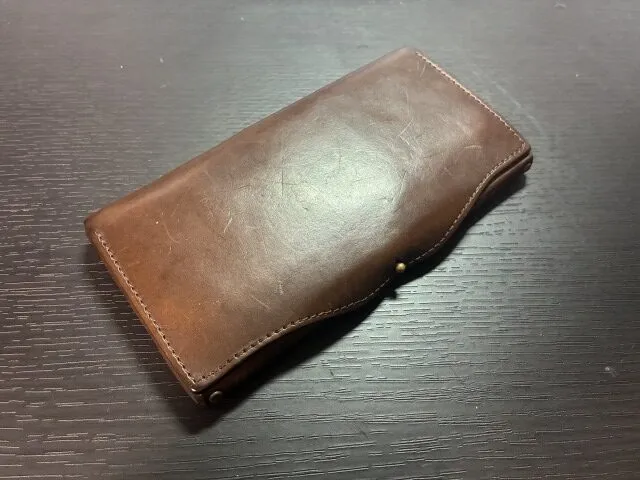 usuha long の外観。薄くミニマルな長財布デザイン