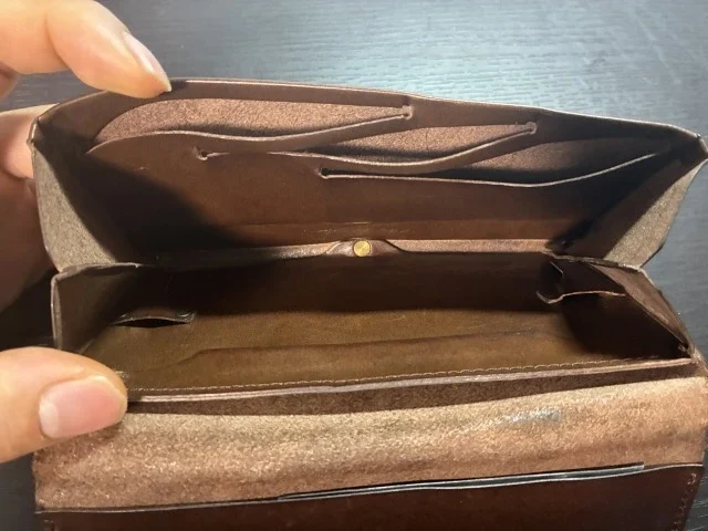 usuha long の中身。カードや小銭収納の様子