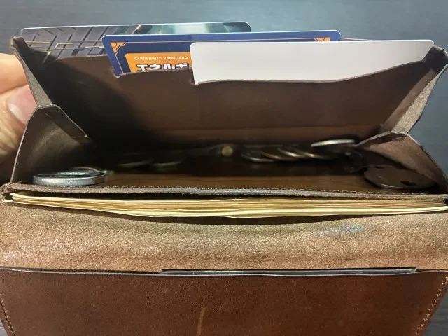 usuha long にお札・カード・小銭を入れた状態